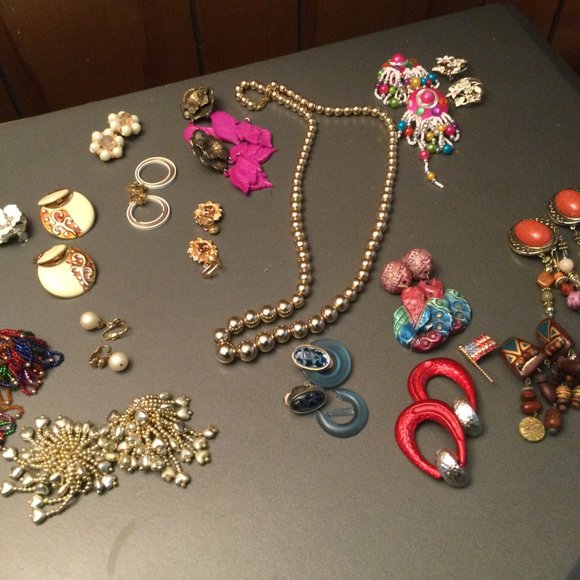 Mini Wood Box FULL of vintage earrings ONE BOX 5”x3”x2.5” - Picture 4 of 8